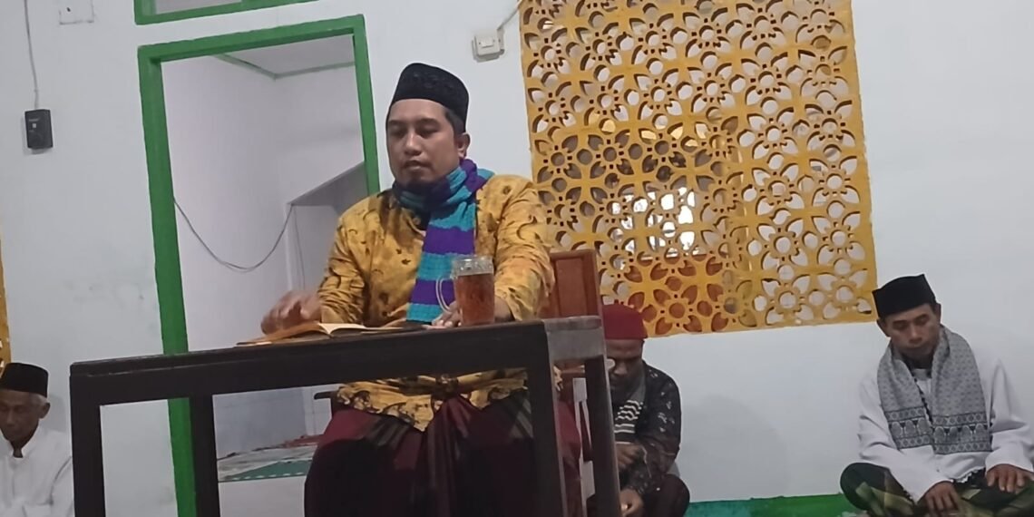 Penyuluh KUA Ciemas Sampaikan Materi Adab Berdoa pada Pengajian Rutin Mingguan
