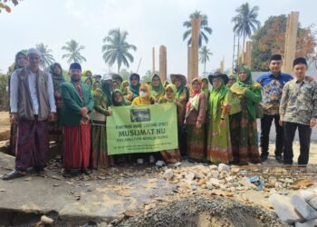 Penyuluh KUA Nyalindung Salurkan Santunan bagi Korban Kebakaran Bersama MWCNU dan Muslimat NU