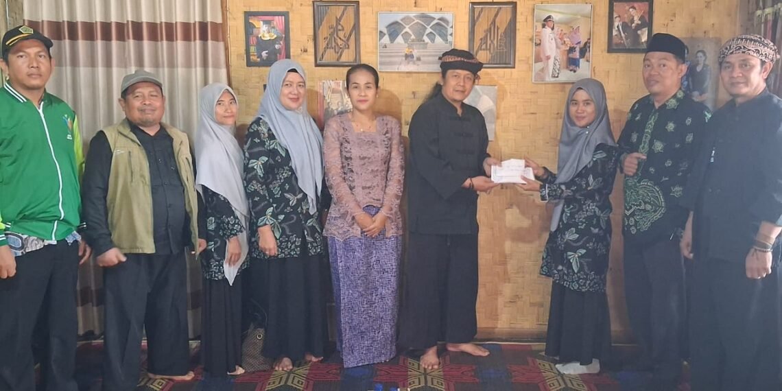 Pengawas Madrasah, Kepala KUA Ciemas, dan Perwakilan Kepala MI Salurkan Donasi bagi Korban Kebakaran di Kasepuhan Cipta Mulya