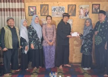 Pengawas Madrasah, Kepala KUA Ciemas, dan Perwakilan Kepala MI Salurkan Donasi bagi Korban Kebakaran di Kasepuhan Cipta Mulya