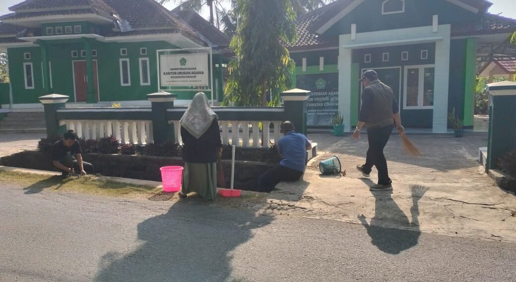 GEMAH ASRI Warnai Persiapan KUA Ciracap Menuju Zikir dan Doa Kebangsaan