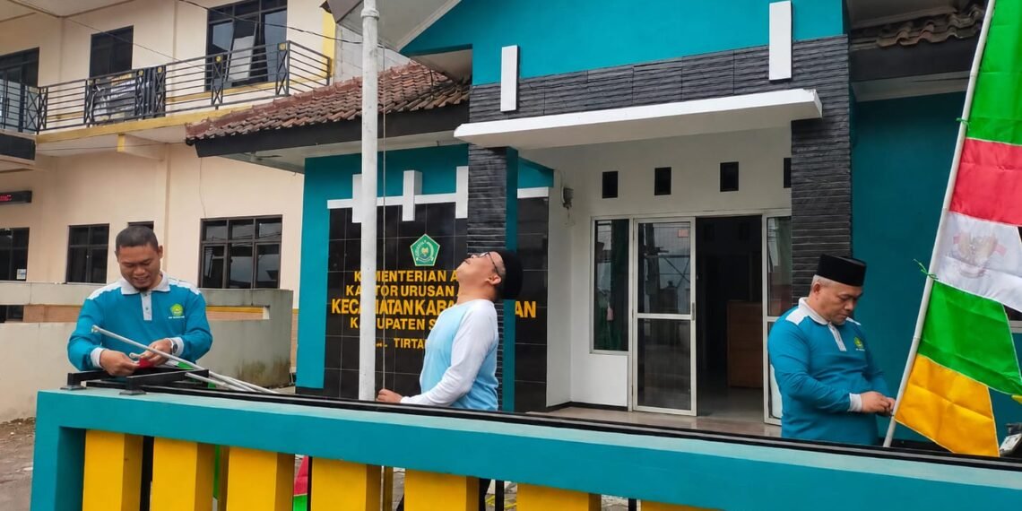 Menyambut Bulan Kemerdekaan, KUA Kabandungan Percantik Kantor dengan Ornamen Merah Putih
