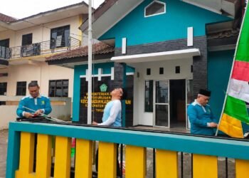 Menyambut Bulan Kemerdekaan, KUA Kabandungan Percantik Kantor dengan Ornamen Merah Putih