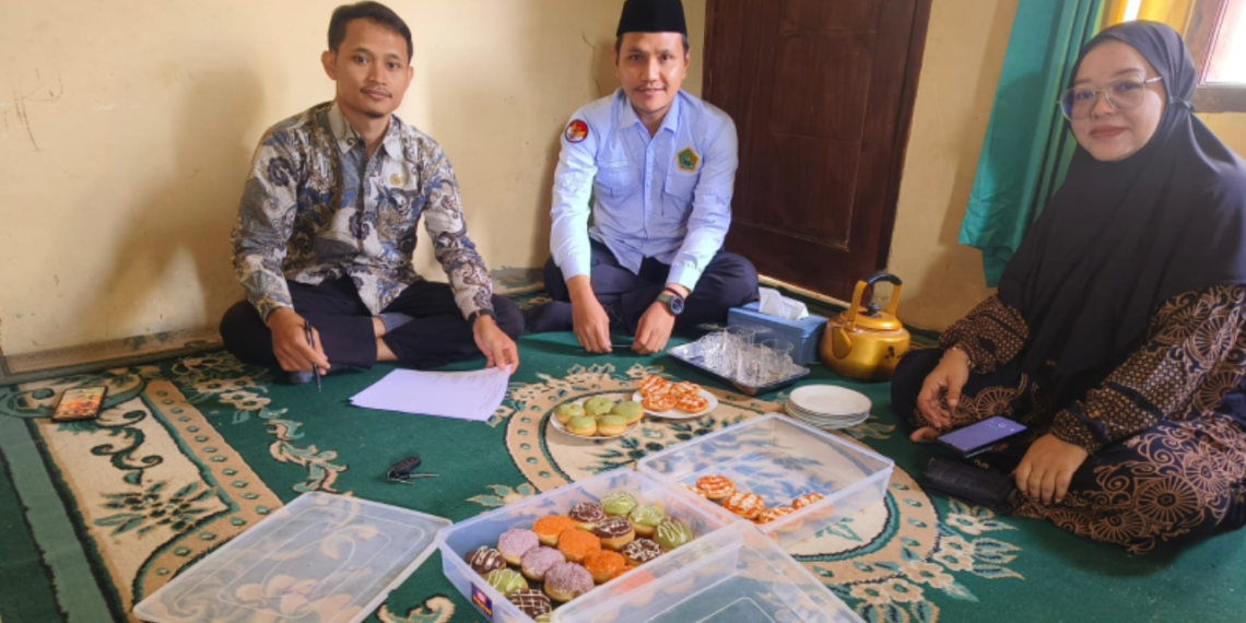 Pendampingan Sertifikasi Halal Produk Donat di Nyalindung Disertai Sosialisasi Gerakan Nasional Indonesia Berkiblat 1448K