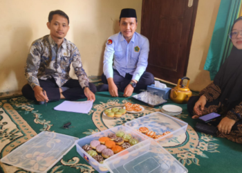 Pendampingan Sertifikasi Halal Produk Donat di Nyalindung Disertai Sosialisasi Gerakan Nasional Indonesia Berkiblat 1448K