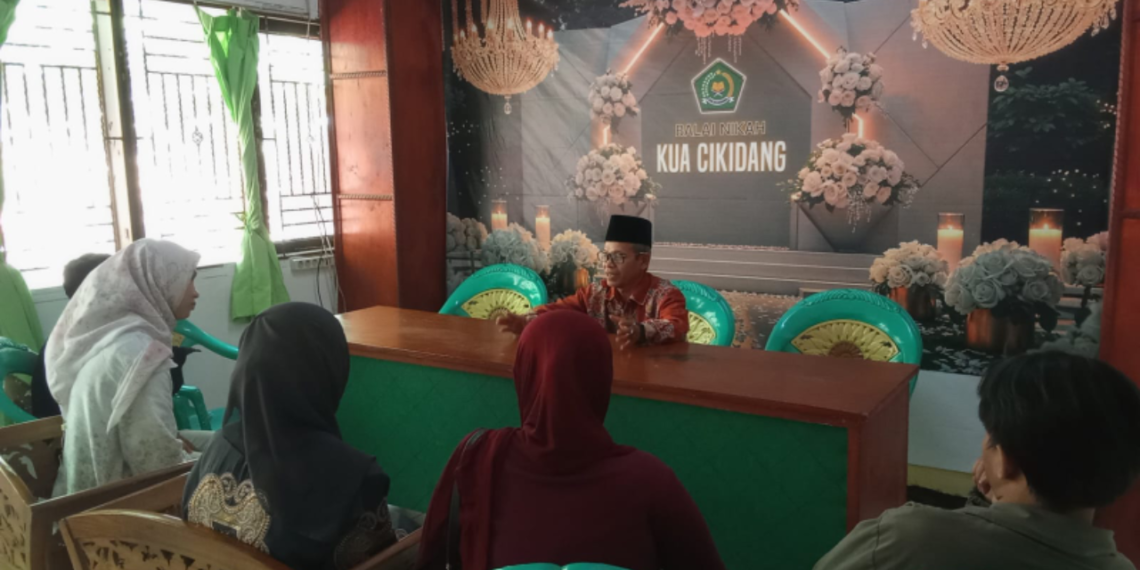 Penghulu KUA Cikidang Sosialisasikan Gerakan Nasional Indonesia Berkiblat 1448K kepada Calon Pengantin