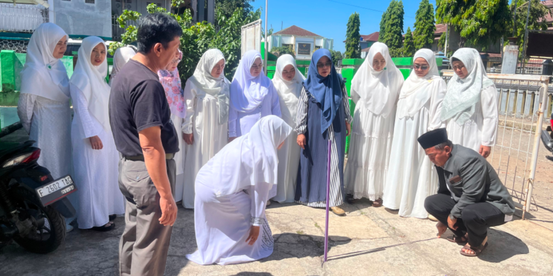 KUA Cisaat Gelar Simulasi Gerakan Nasional Indonesia Berkiblat Bersama MTM dan Majelis Taklim IPHI Kabupaten Sukabumi