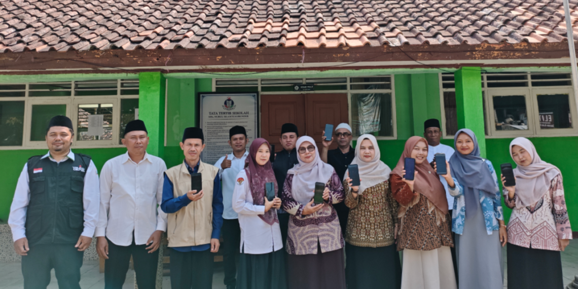 KUA Kalibunder Dampingi Dewan Guru MTs Nurul Islam Buat Akun Indonesia Berkiblat
