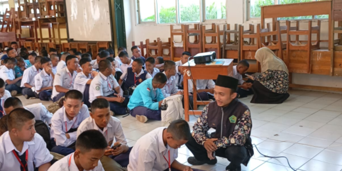Penyuluh KUA Sukalarang Sosialisasikan Rashdul Kiblat kepada Peserta MPLS SMKN Sukalarang