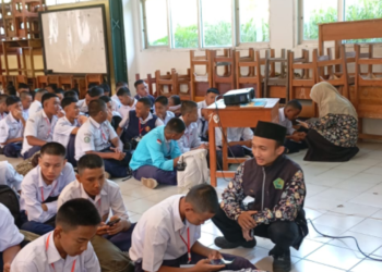 Penyuluh KUA Sukalarang Sosialisasikan Rashdul Kiblat kepada Peserta MPLS SMKN Sukalarang