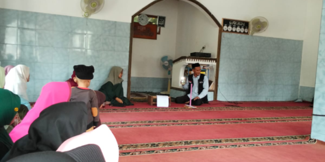 Penyuluh Agama KUA Ciemas Edukasi Jamaah MT Al Kautsar tentang Rashdul Kiblat
