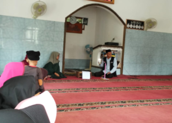 Penyuluh Agama KUA Ciemas Edukasi Jamaah MT Al Kautsar tentang Rashdul Kiblat