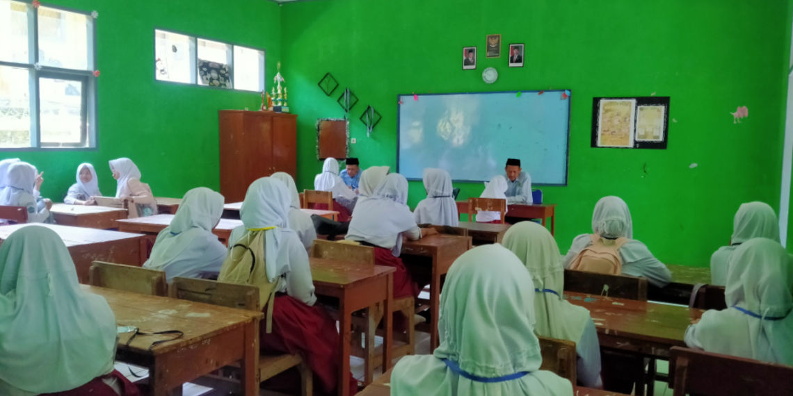 Penyuluh KUA Purabaya Buka Tes Bacaan Al-Qur’an Siswa Baru SMP Negeri 1 Purabaya