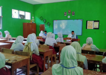 Penyuluh KUA Purabaya Buka Tes Bacaan Al-Qur’an Siswa Baru SMP Negeri 1 Purabaya
