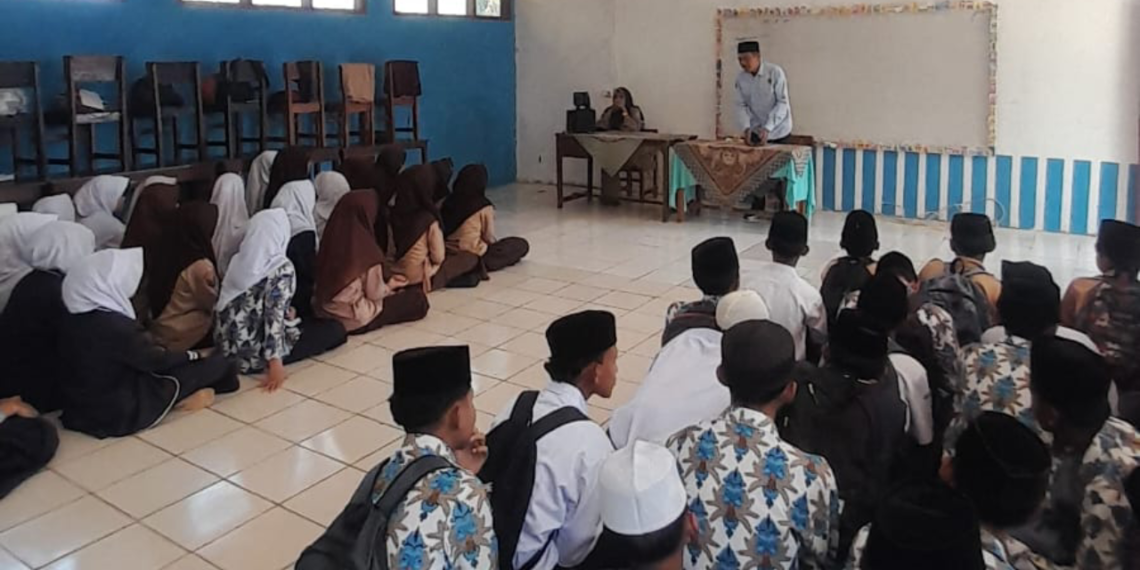 Penyuluh KUA Lengkong Bekali Siswa MTs Anak Bangsa melalui Program MATAMUDA