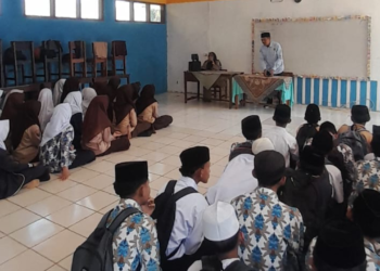 Penyuluh KUA Lengkong Bekali Siswa MTs Anak Bangsa melalui Program MATAMUDA