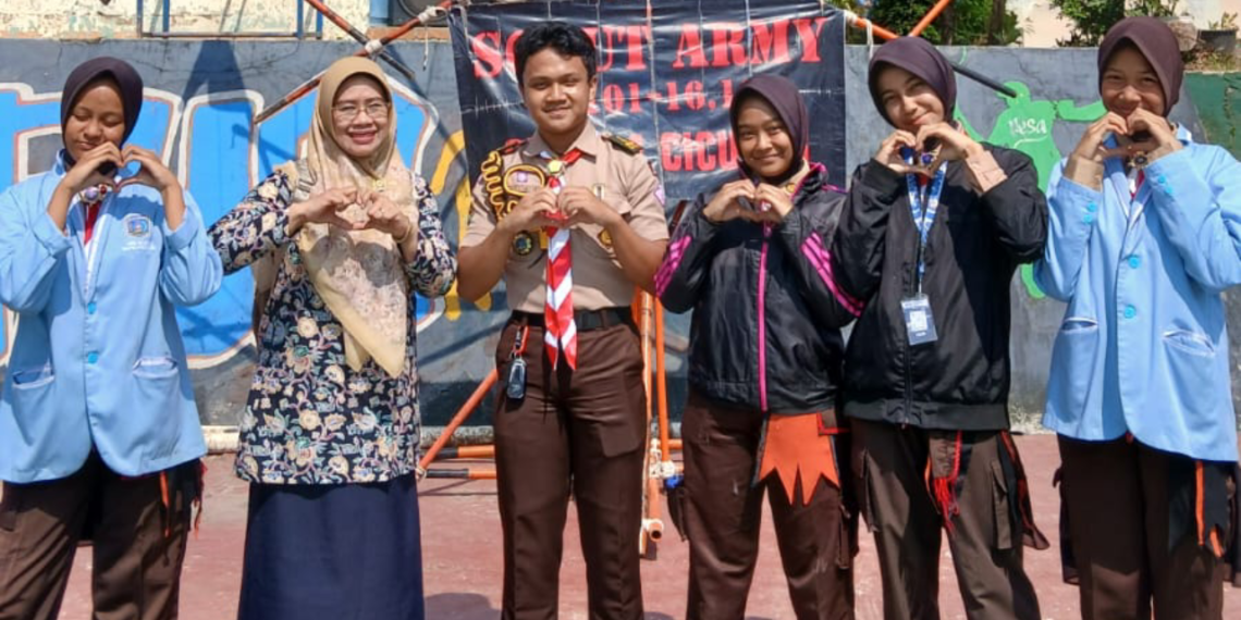 Tim Sosialisasi Gerakan Nasional Indonesia Berkiblat KUA Cicurug Edukasi Siswa SMPN 1 Cicurug tentang Rashdul Kiblat