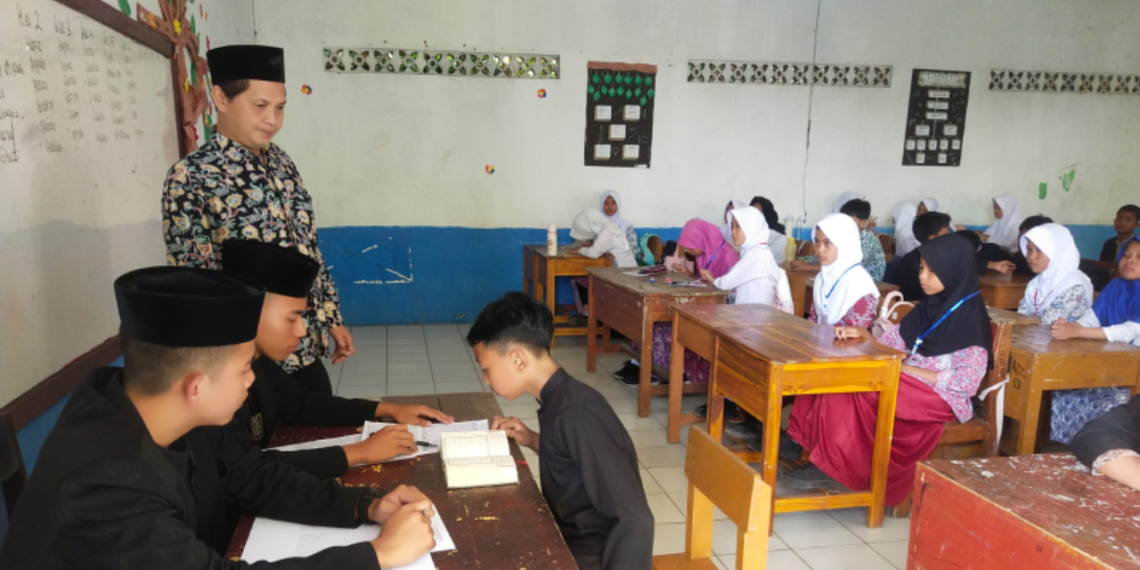 Penyuluh KUA Cicurug dan Tim KTT Asesmen Kemampuan BTQ Siswa Baru SMPN 1 Cicurug