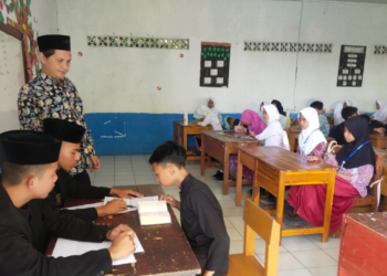 Penyuluh KUA Cicurug dan Tim KTT Asesmen Kemampuan BTQ Siswa Baru SMPN 1 Cicurug