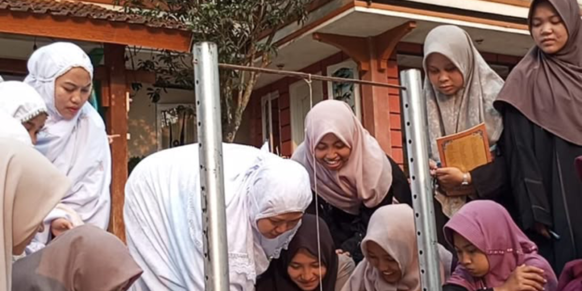 KUA Cicantayan Perkuat Literasi Ilmu Falak melalui Pelatihan Rashdul Kiblat di Pondok Pesantren