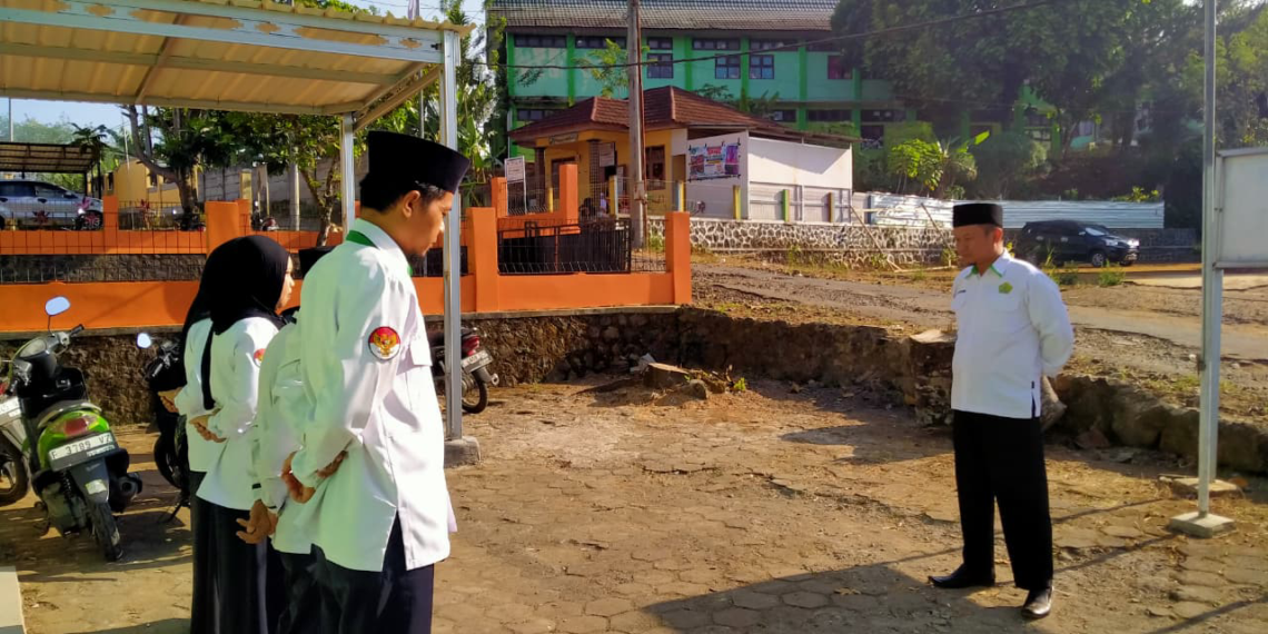 Apel Pagi KUA Purabaya Perkuat Disiplin dan Etos Kerja Pegawai