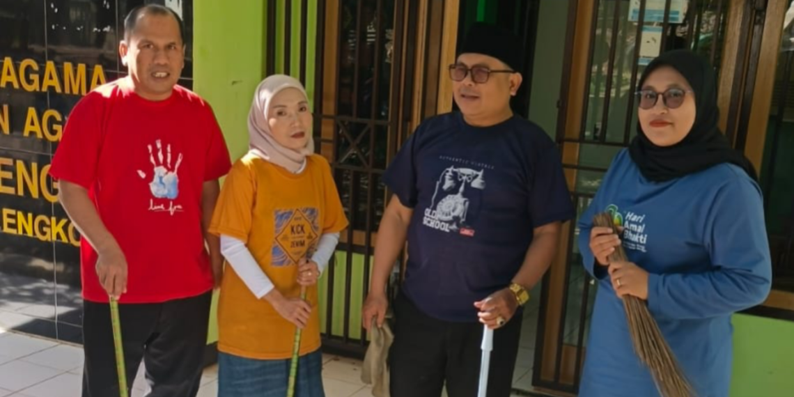 GEMAH ASRI Jadi Rutinitas Jumat, KUA Lengkong Perkuat Budaya Kerja Bersih dan Peduli Lingkungan