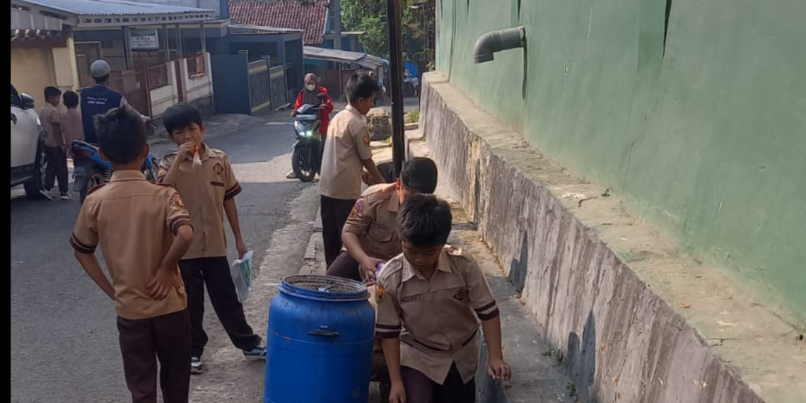 Semangat Kebersamaan Warnai Senam Pelajar dan Aksi Bersih Lingkungan di MIN 5 Sukabumi