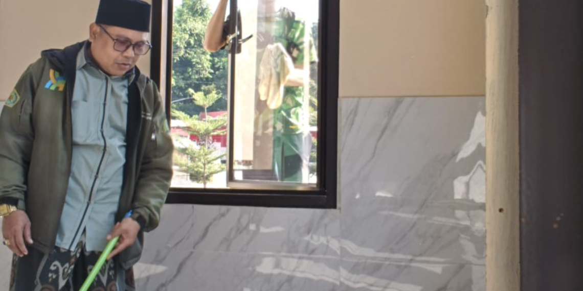Penyuluh Agama KUA Lengkong Ikuti Kerja Bakti Bersihkan Masjid Birrul Walidain