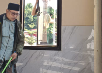 Penyuluh Agama KUA Lengkong Ikuti Kerja Bakti Bersihkan Masjid Birrul Walidain