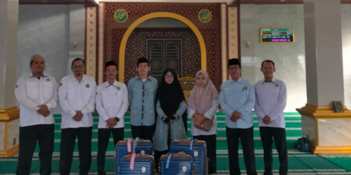 Keluarga Besar KUA Surade Lepas Keberangkatan Umrah Penyuluh Agama Islam dengan Doa dan Harapan