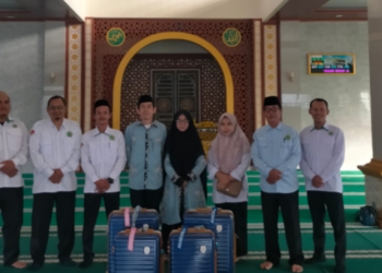 Keluarga Besar KUA Surade Lepas Keberangkatan Umrah Penyuluh Agama Islam dengan Doa dan Harapan