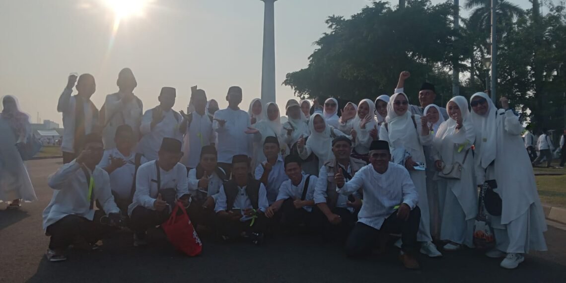 Rombongan Bus 10 Satukan ASN Tujuh KUA Ikuti Zikir dan Doa Kebangsaan di Monas