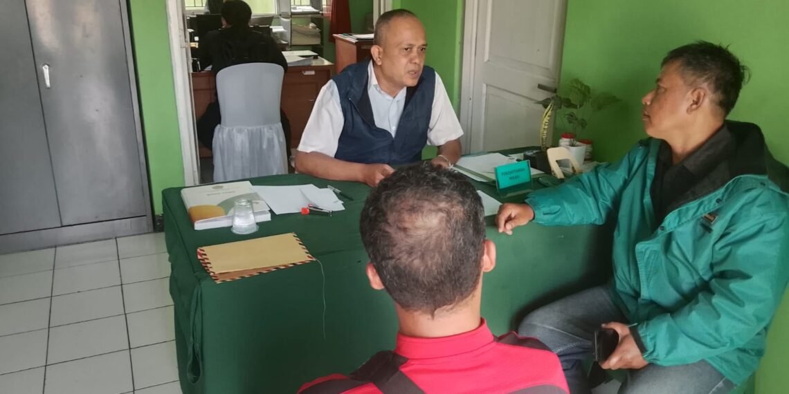 Kepala KUA Cicantayan Berikan Konsultasi Administrasi Pernikahan kepada Masyarakat