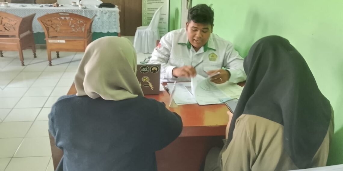 Penghulu KUA Cicantayan Perkuat Tertib Administrasi melalui Pemeriksaan Berkas Calon Pengantin