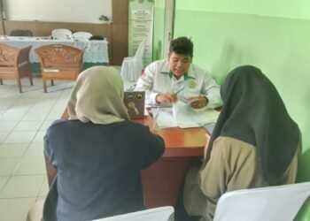 Penghulu KUA Cicantayan Perkuat Tertib Administrasi melalui Pemeriksaan Berkas Calon Pengantin