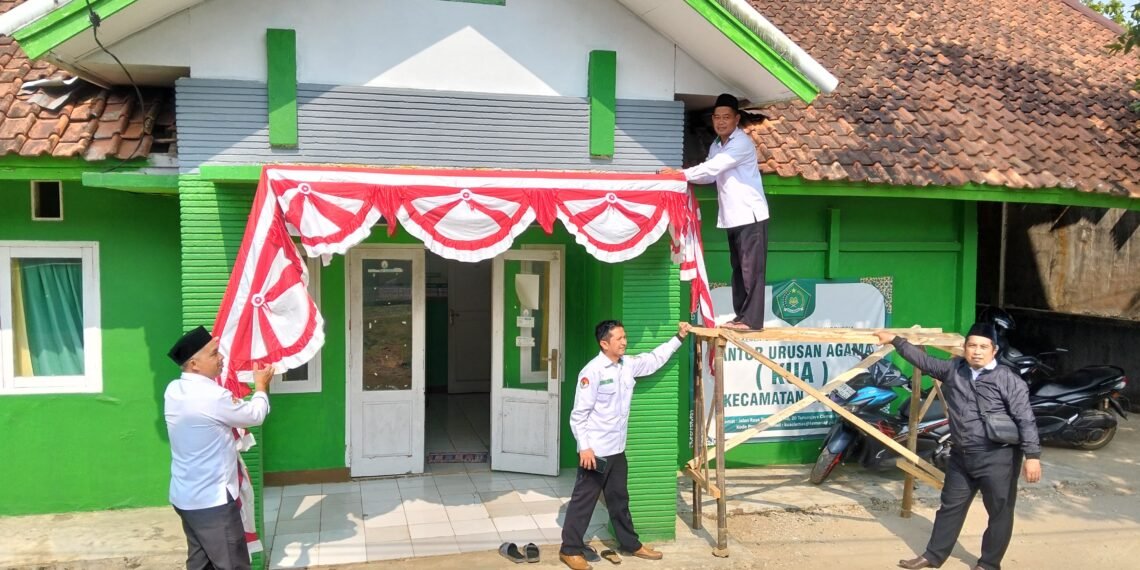 Penyuluh dan Penghulu KUA Ciemas Semarakkan HUT ke-81 Kemerdekaan RI dengan Pemasangan Bendera Merah Putih