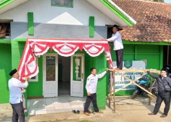 Penyuluh dan Penghulu KUA Ciemas Semarakkan HUT ke-81 Kemerdekaan RI dengan Pemasangan Bendera Merah Putih