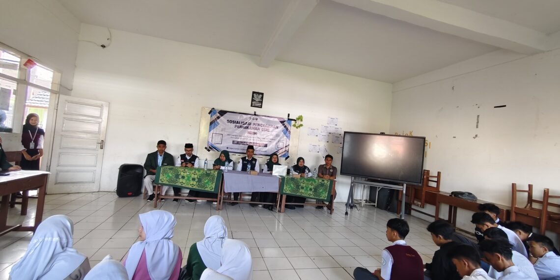 Penyuluh KUA Sukaraja Gelar BRUS di SMK Ar Rahmah, Edukasi Pencegahan Pernikahan Dini