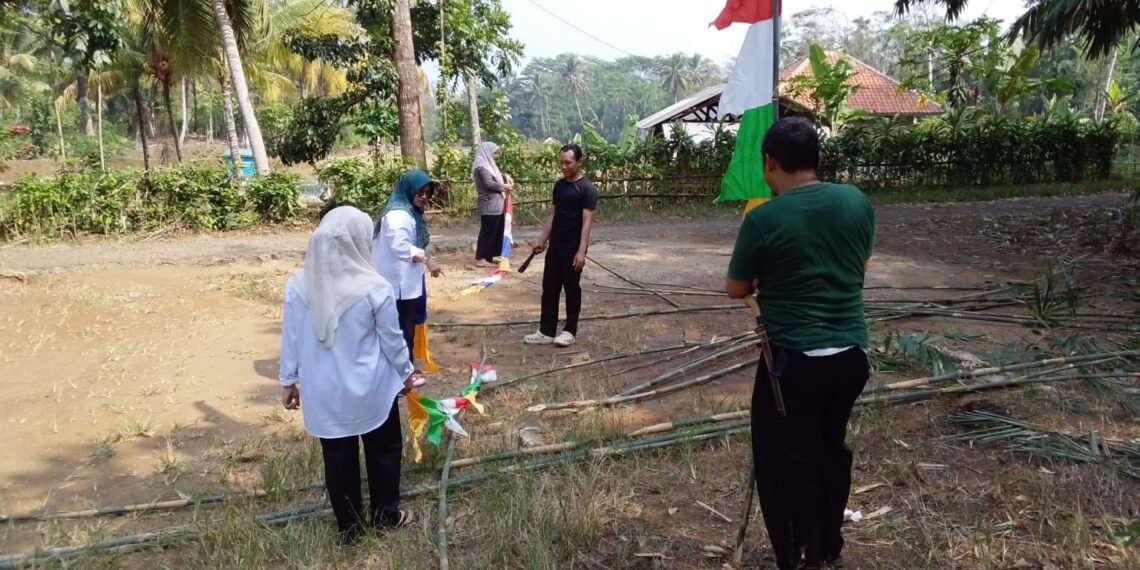KUA Surade Semarakkan HUT Ke-81 Kemerdekaan RI dengan Pemasangan Umbul-Umbul