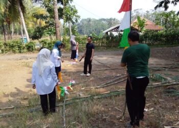KUA Surade Semarakkan HUT Ke-81 Kemerdekaan RI dengan Pemasangan Umbul-Umbul