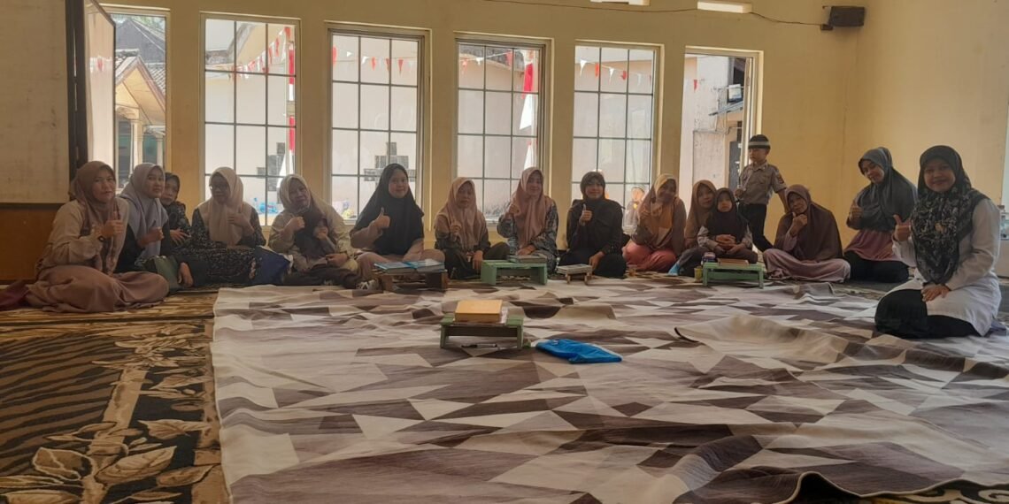 Penyuluh KUA Sukalarang Perkuat Pemahaman Al-Qur’an dan Ketahanan Keluarga di Majelis Taklim Komite RA Al Idris