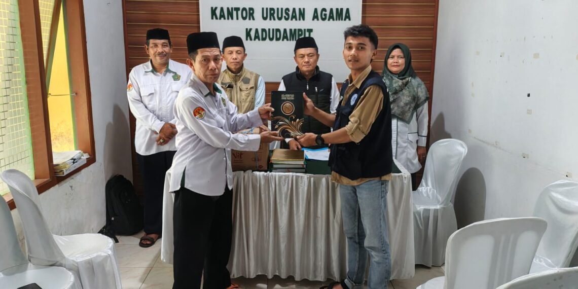KUA Kadudampit Serahkan Wakaf Al-Qur’an kepada Mahasiswa KKN Universitas Madani Nusantara