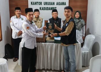 KUA Kadudampit Serahkan Wakaf Al-Qur’an kepada Mahasiswa KKN Universitas Madani Nusantara
