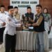 KUA Kadudampit Serahkan Wakaf Al-Qur’an kepada Mahasiswa KKN Universitas Madani Nusantara