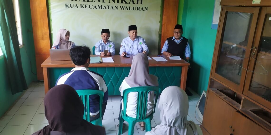 Penyuluh dan Penghulu KUA Waluran Berikan Pembekalan Calon Pengantin Melalui Bimwin Mandiri