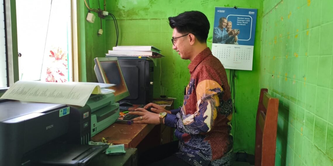 Kepala KUA Nagrak Tegaskan Pentingnya Akurasi Data Pernikahan, Penyuluh Agama Laksanakan Penginputan melalui SIMKAH Web