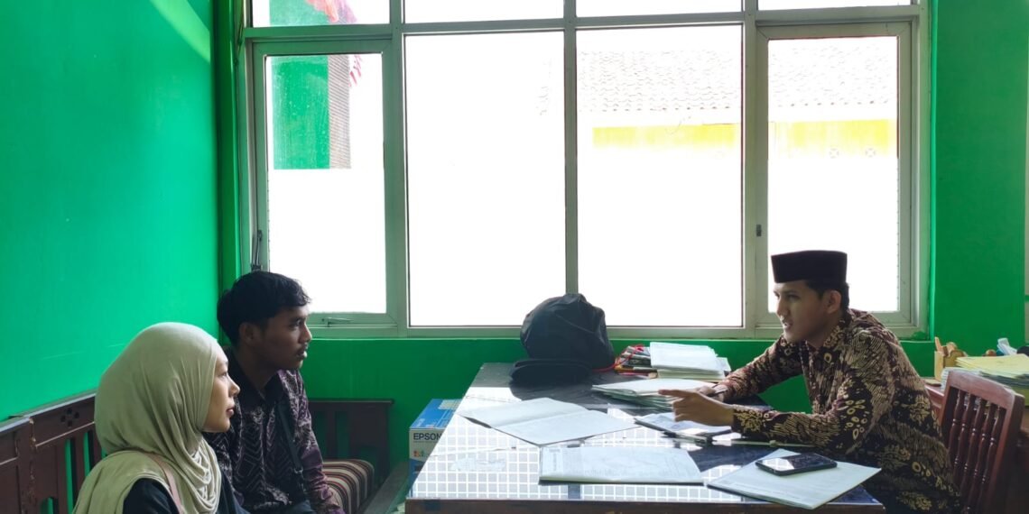 Penghulu KUA Nagrak Pastikan Keabsahan Berkas Calon Pengantin melalui Pemeriksaan Administrasi