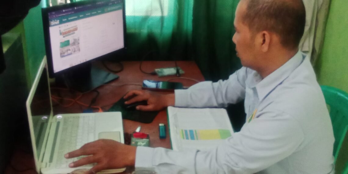 Dukung Gerakan Bersih Bersih Masjid, Penyuluh Agama KUA Waluran Lakukan Pendaftaran GEBER MASJID di SIMAS