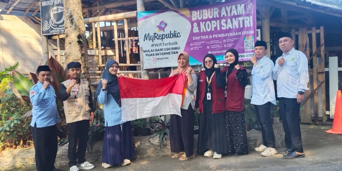Sambut HUT RI Ke-81, KUA Kadudampit Bagikan Bendera Merah Putih kepada Pelaku UMKM