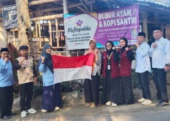 Sambut HUT RI Ke-81, KUA Kadudampit Bagikan Bendera Merah Putih kepada Pelaku UMKM